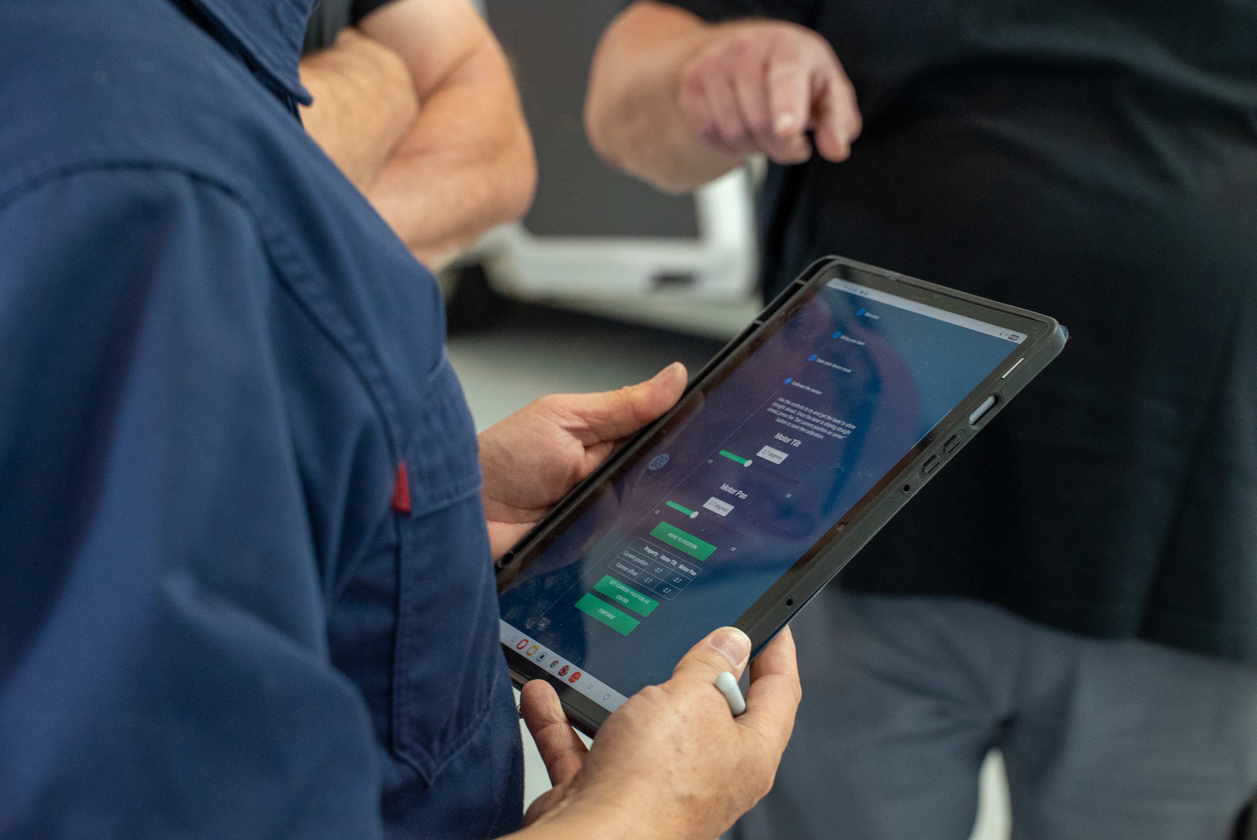Techniker programmiert einen Indoor Laser zur Vogelabwehr mit einem Tablet