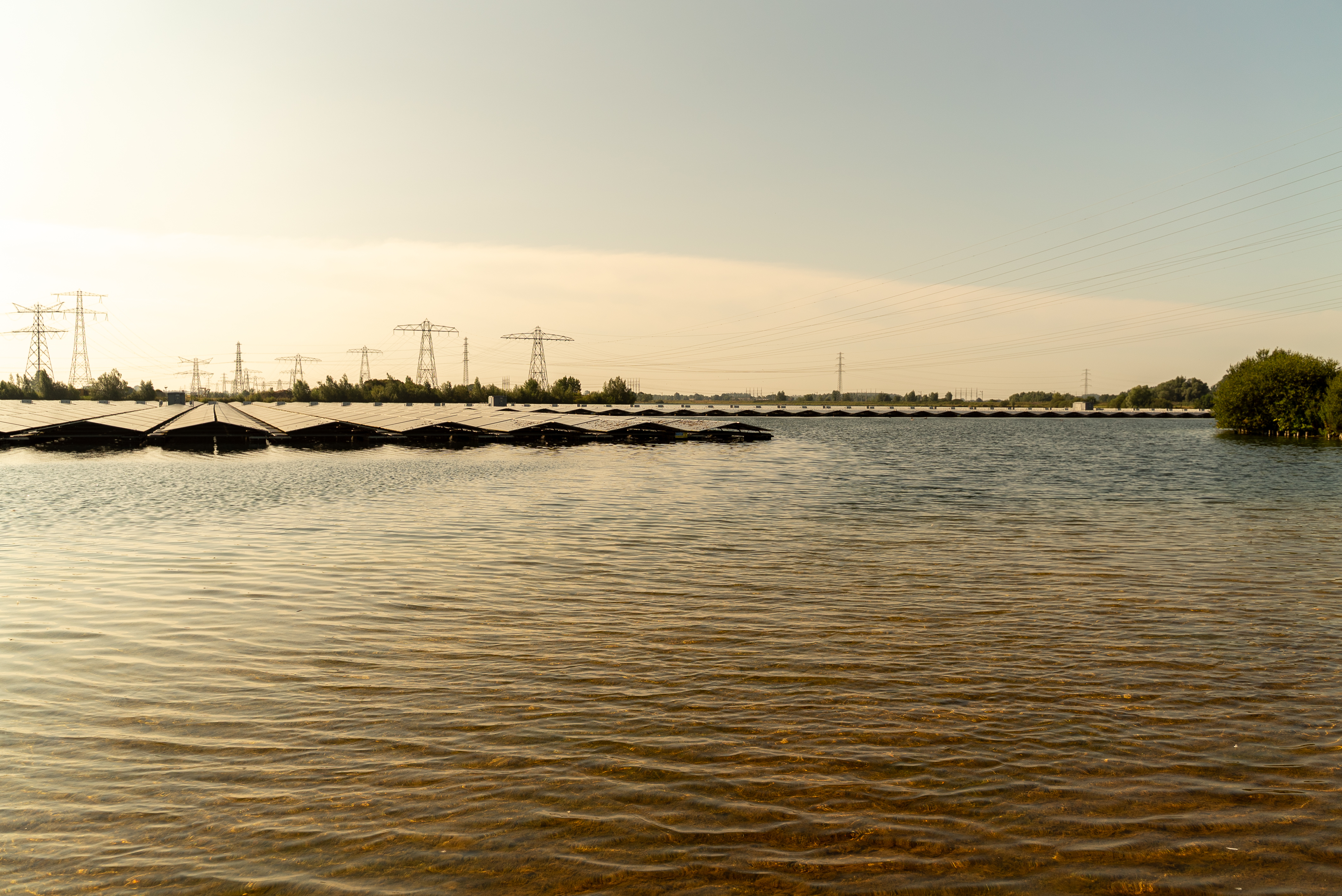Schwimmende Photovoltaikanlage auf einem See