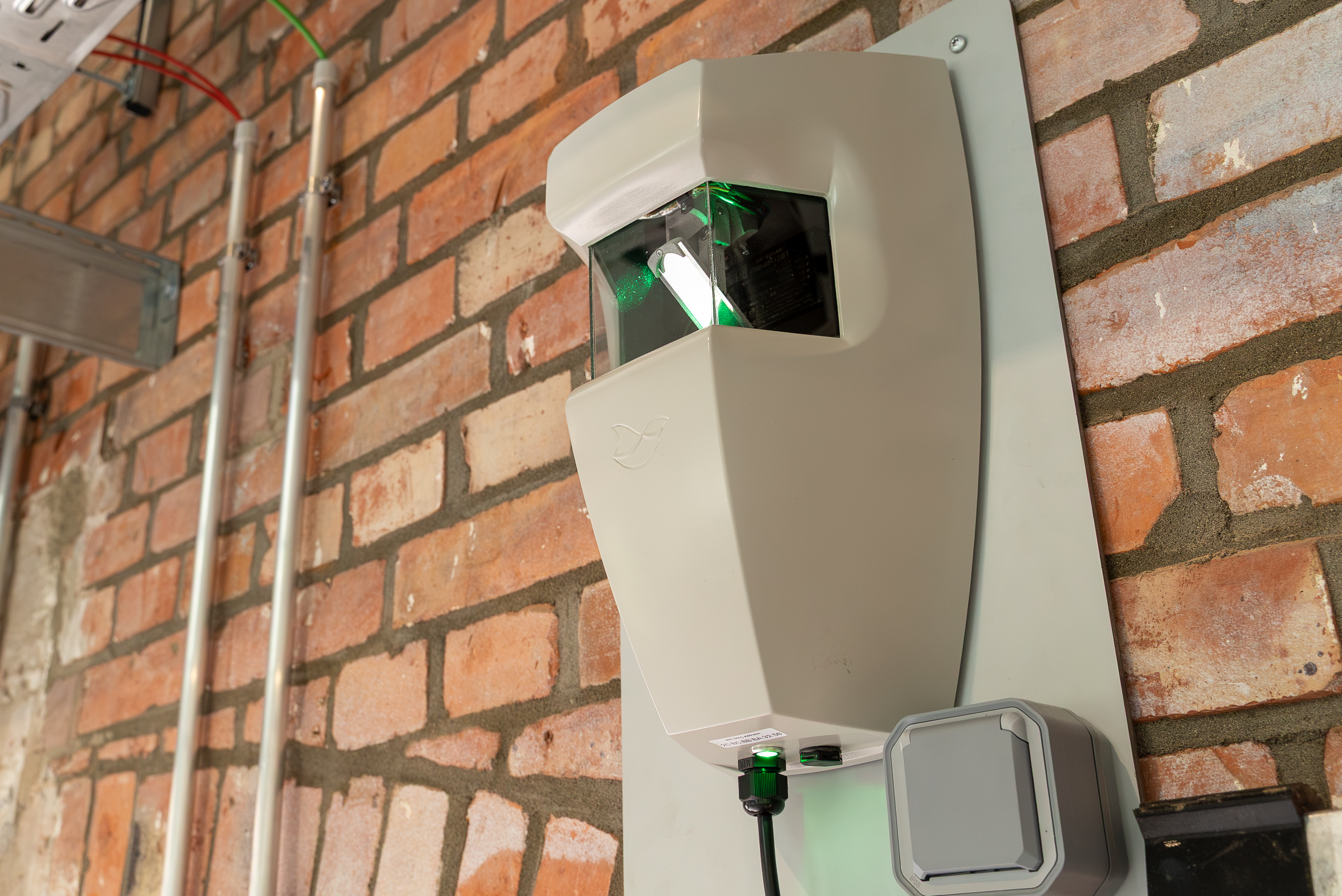 Indoor Laser mit Montageplatte in einer Halle