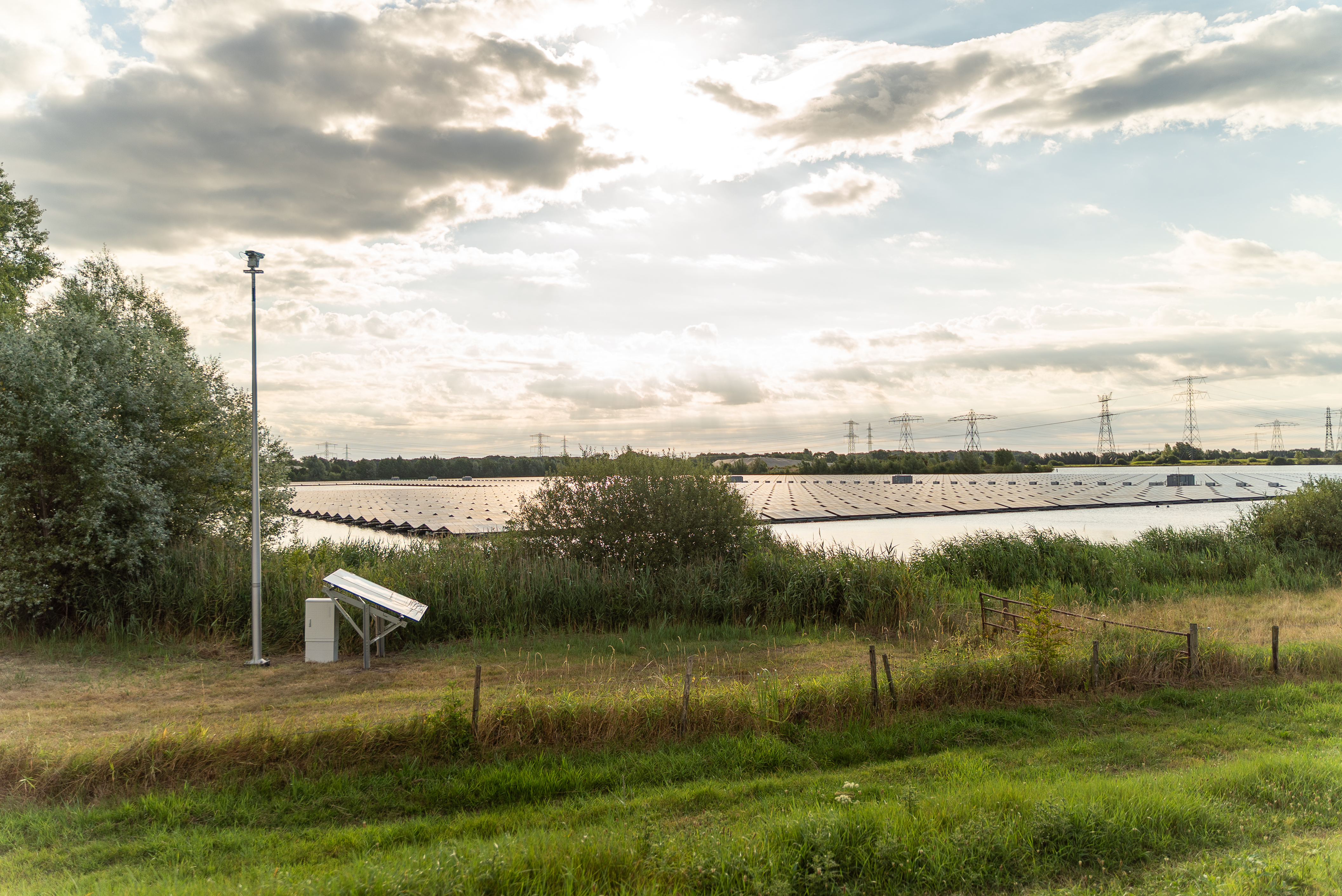 Schwimmende Photovoltaikanlage mit AVIX Mark II zum Vogelschutz