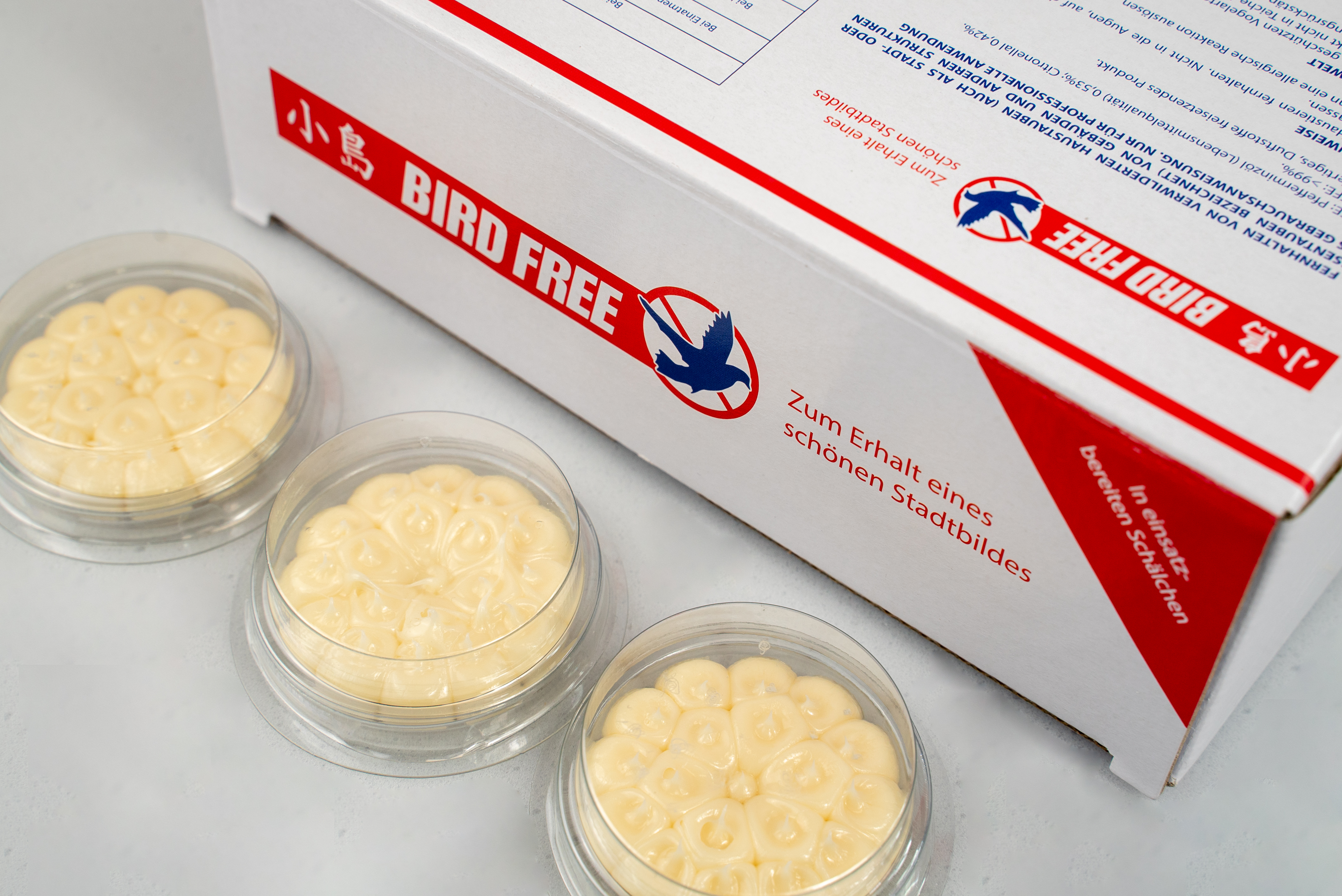 Bird Free Vogelabwehr Gel in drei transparenten Schalen neben der Produktverpackung